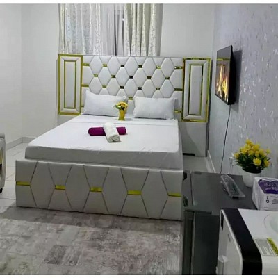 HUMBURG 5 BY 6 CLASSIC MIRROR BED(LB01)